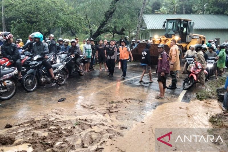 Jalan Raya Sukabumi-Sagaranten bisa dilalui pascalongsor