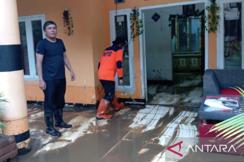 Belasan rumah di Legokbitung Sukabumi terendam banjir