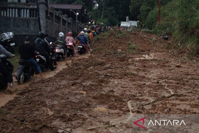 Jalan yang menghubungkan Sukabumi-Sagaranten tertutup tanah longsor