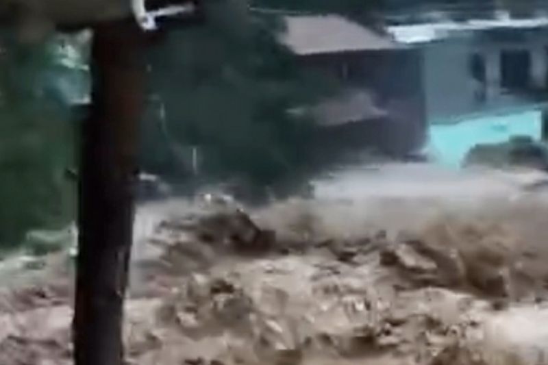 Banjir bandang landa sejumlah desa di wilayah selatan Karawang