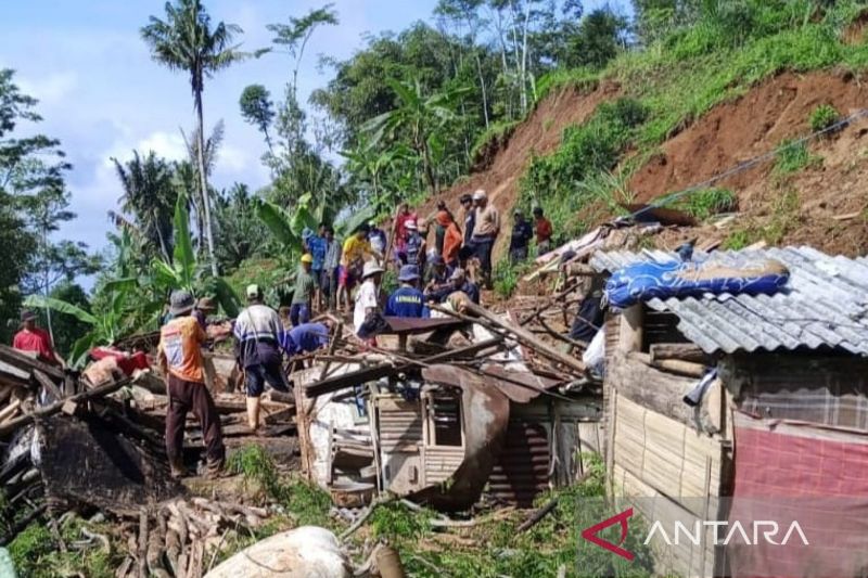 BPBD Cianjur tempatkan petugas dan relawan bantu warga di tempat pengungsian