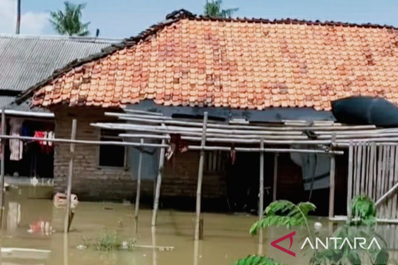 Seratusan keluarga di Karawang mengungsi terdampak banjir