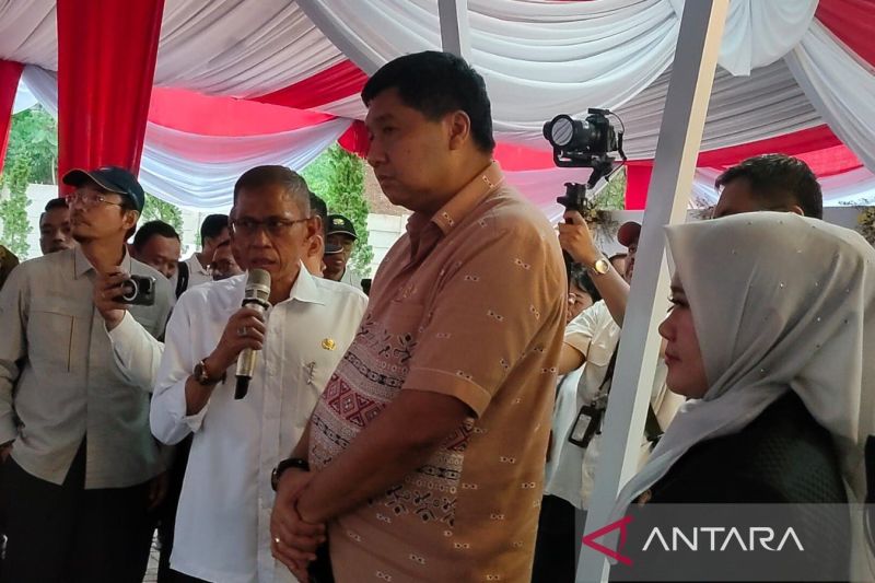 Menteri Perumahan serahkan bantuan Presiden untuk kelengkapan masjid perumahan relokasi