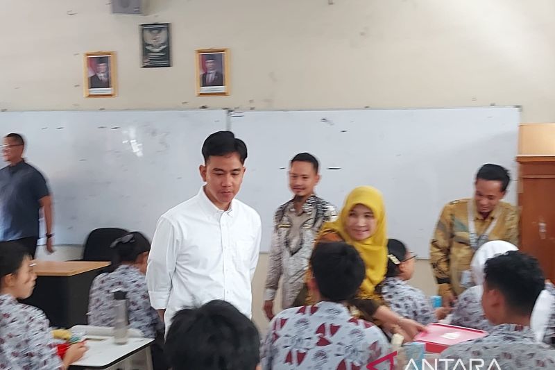 Wapres Gibran Tinjau Makan Bergizi Gratis Di SMKN 3 Kota Tangerang ...