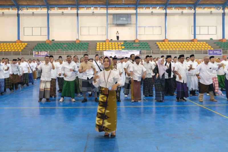 Ratusan ASN Pemkab Garut serentak pakai sarung tenun untuk raih MURI