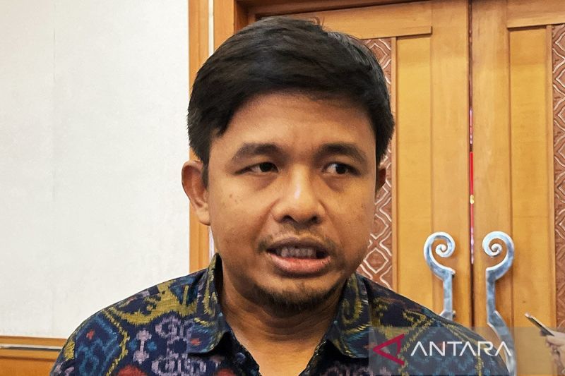 KPU Padang mulai menyortir dan melipat surat suara untuk pemilihan gubernur dan wakil gubernur Sumatera Barat