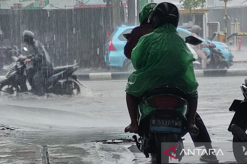 Hujan disertai petir guyur kota besar pada Sabtu, Bandung bakal hujan deras