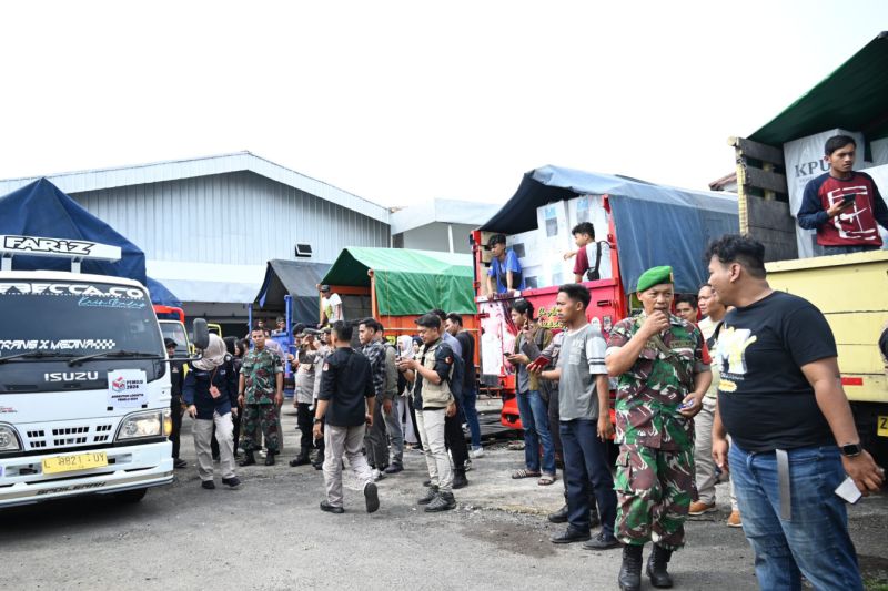 Pemkab Kuningan mengawal distribusi logistik pilkada ke desa pelosok