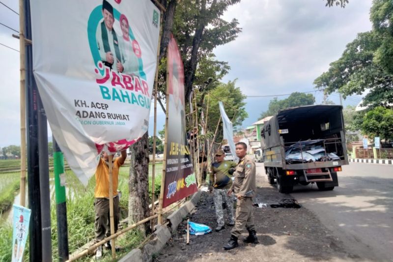 Satpol PP Garut bersihkan atribut kampanye peserta pilkada 2024