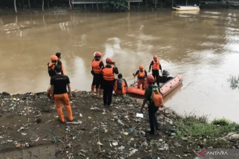 BPBD Bandung dan SAR masih lakukan pencarian korban hanyut di Sungai Citarum