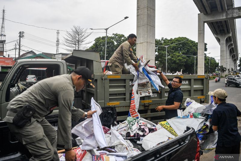 Penertiban alat peraga kampanye di Palembang