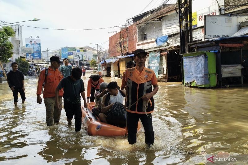 BPBD Kabupaten Bandung dirikan tenda bagi pengungsian korban banjir