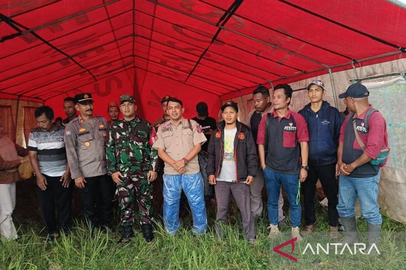 Posko dan dapur umum dibangun di lokasi pengungsian warga terdampak pergerakan tanah di Cianjur