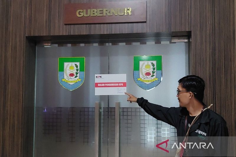 KPK segel ruang kerja gubernur dan Sekda Bengkulu