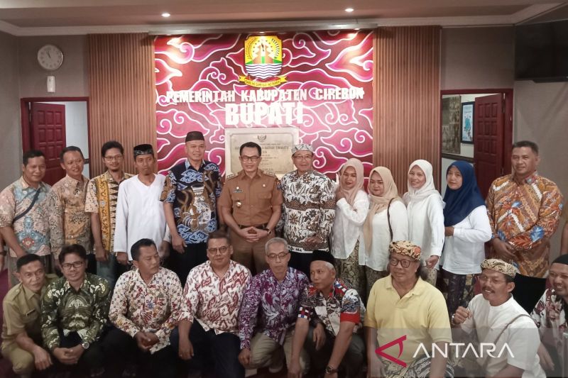 Pemkab Cirebon menerima sertifikat IG untuk Batik Merawit