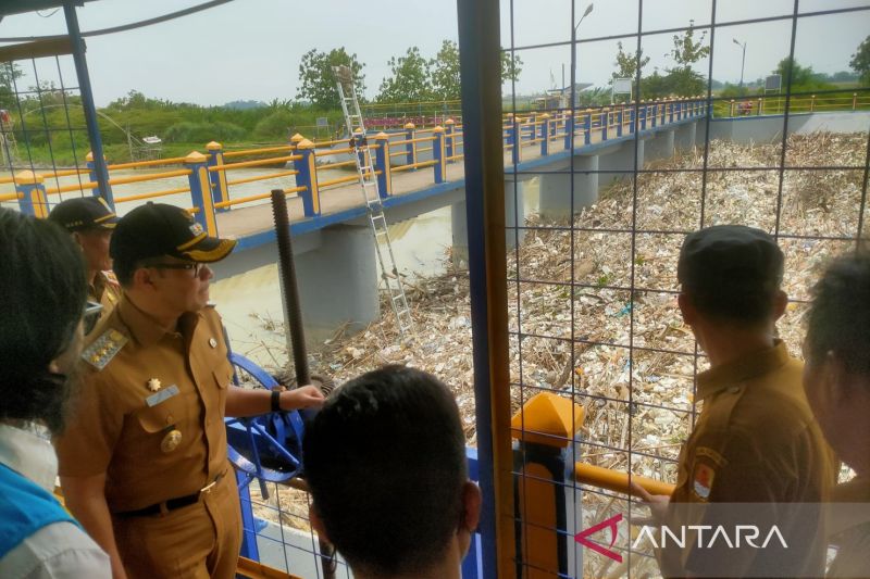 Pemkab tangani tumpukan sampah di Bendung Karet Jamblang Cirebon