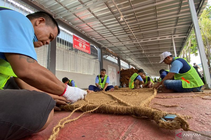 Lapas Garut latih warga binaan trampil buat anyaman serabut kelapa