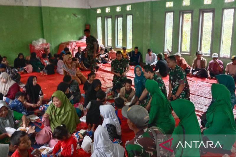 Dinas Kesehatan Cianjur mendirikan posko kesehatan di lokasi pengungsian