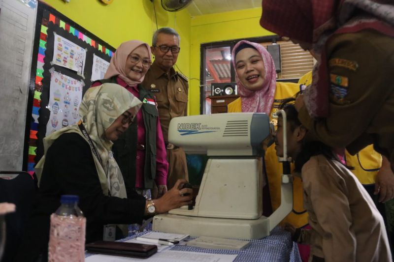 Pemkot Cirebon bagikan kacamata dan pemeriksaan mata gratis untuk 300 siswa SD