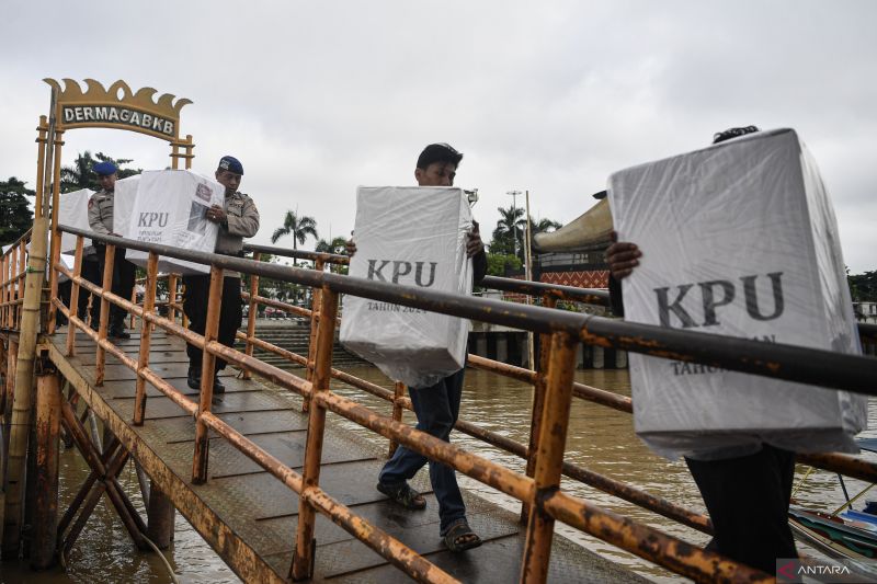 Distribusi logistik Pilkada ke daerah perairan sungai Musi