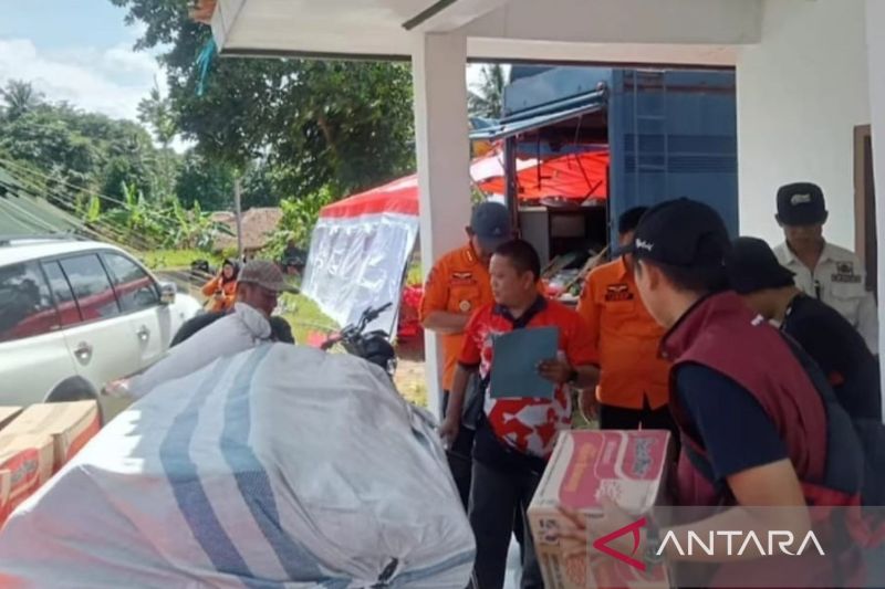 Pemkab Cianjur menyalurkan logistik ke dua kecamatan terdampak bencana