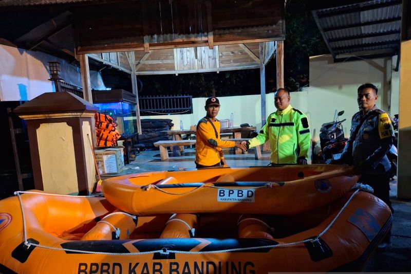 BPBD Kabupaten Bandung menyiagakan perahu karet antisipasi banjir di TPS