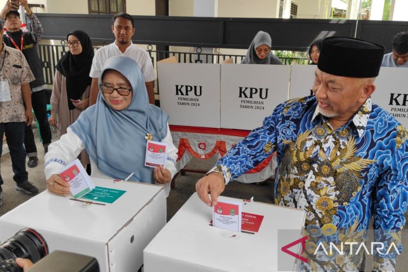 Cagub Jabar Ahmad Syaikhu mencoblos di TPS 080 Kota Bekasi