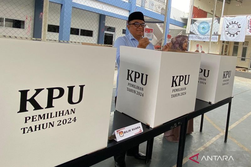 KPU Garut melibatkan tim medis selama proses penghitungan suara Pilkada