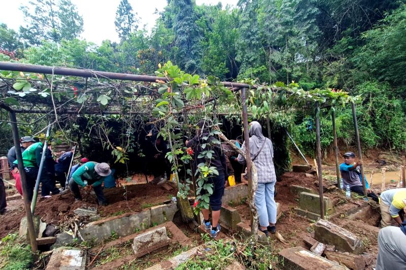 Pemkot Bandung merelokasi makam terdampak tanggul jebol di TPU Cikutra