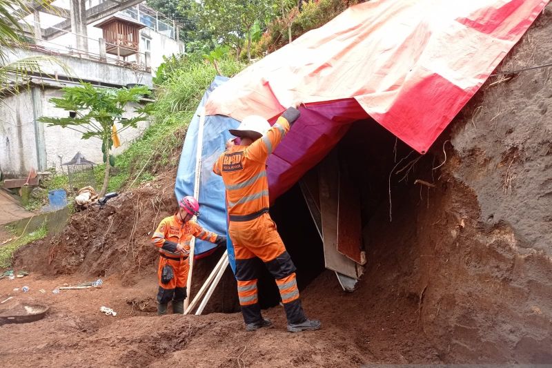 Warga tertimbun longsor di Kertamaya Kota Bogor berhasil dievakuasi selamat