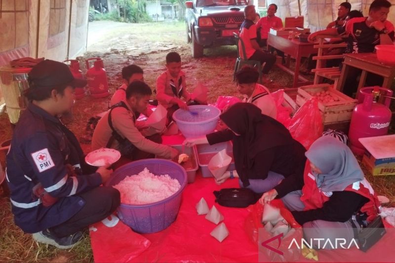 Petugas distribusikan beras bagi warga terdampak pergerakan tanah di Cianjur