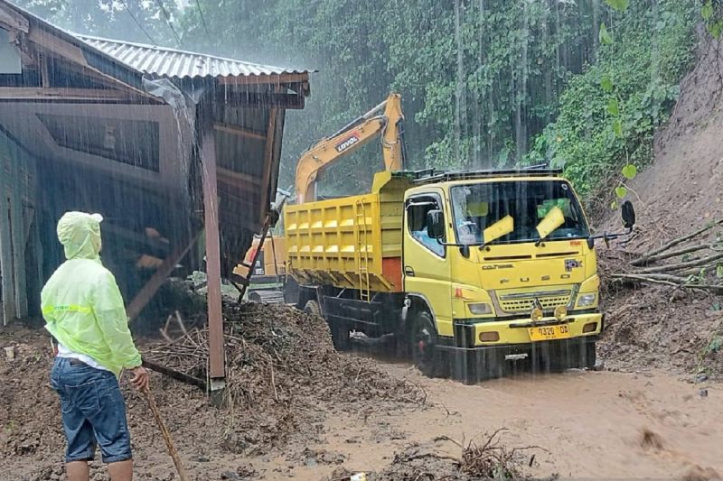 Petugas normalisasi jalan penghubung antardesa yang tertimbun tanah longsor