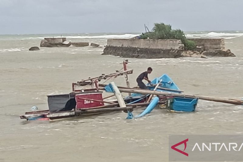 Puluhan perahu milik nelayan Pantai Ujunggenteng Sukabumi rusak