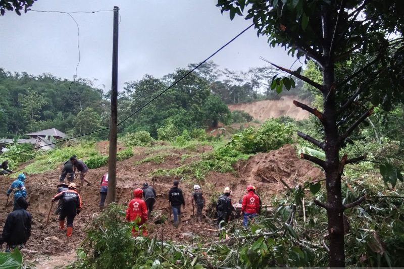 PMI Sukabumi bantu proses pencarian korban tertimbun longsor