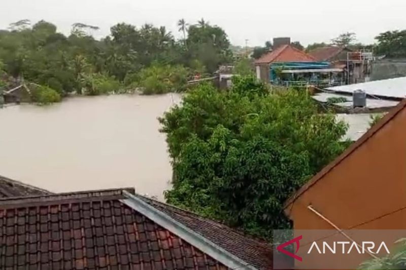 110 KK terdampak banjir Agrabinta Cianjur dievakuasi ke aula desa