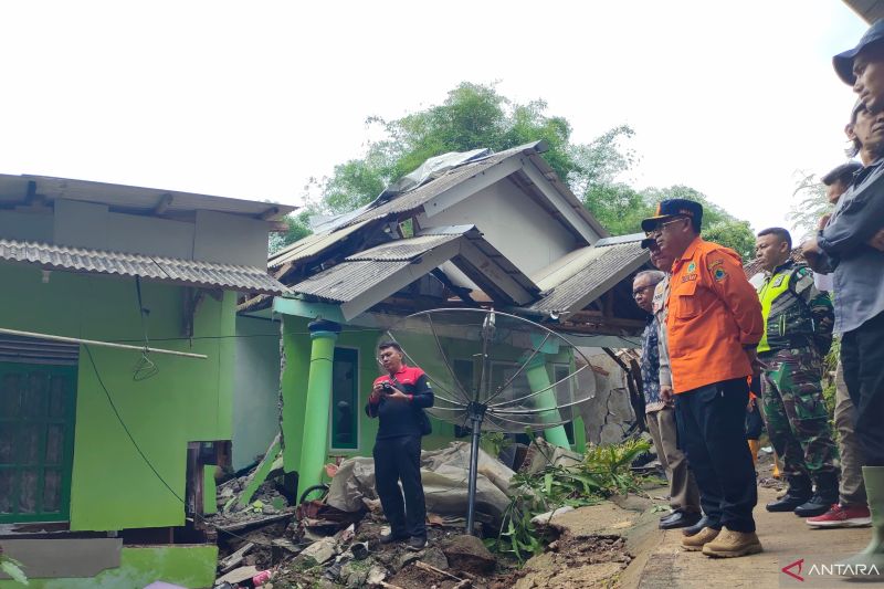 Pemkab Cianjur kerahkan lima alat berat buka jalur utama selatan