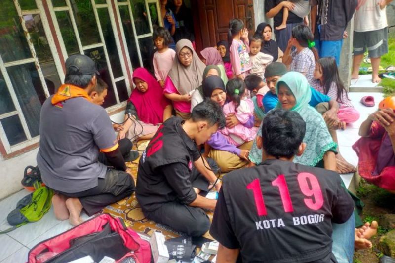 Kemenkes kirim obat dan alat medis membantu korban banjir Sukabumi