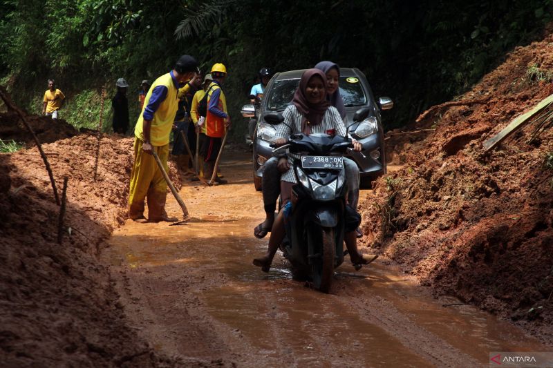 BNPB: Akses jalan putus akibat longsor di Sukabumi sudah bisa dilintasi kendaraan