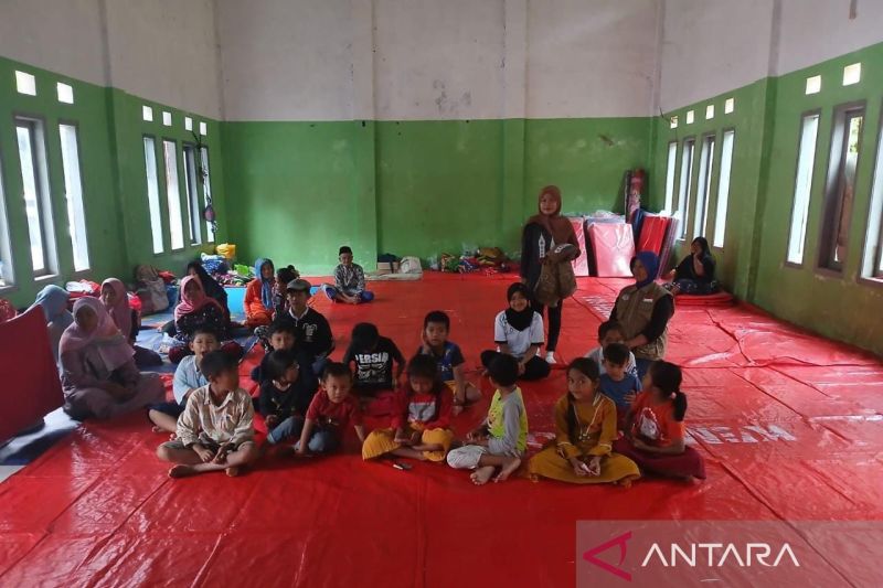 Gedung desa di Cianjur jadi tempat mengungsi warga