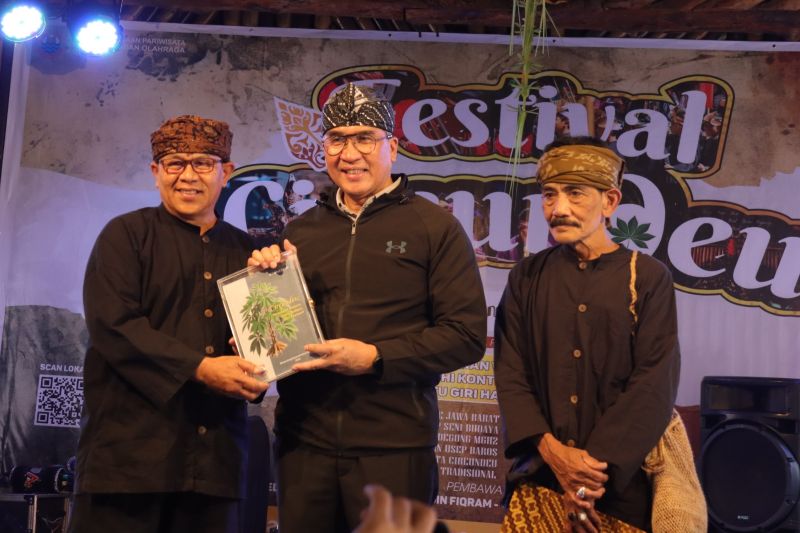 Pemkot Cimahi menggelar Cireundeu Festival guna tingkatkan kunjungan turis