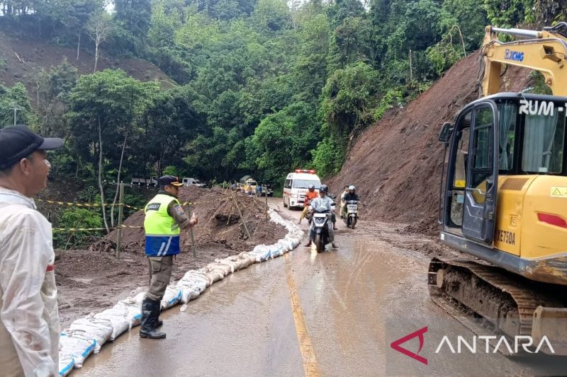 Cegah longsor, Kementerian PU tutup sementara jalan Kiaradua-Waluran