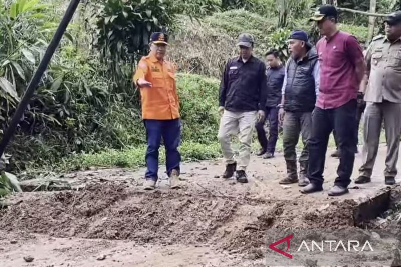 Perbaikan jalan amblas di Cianjur tuntas satu hari