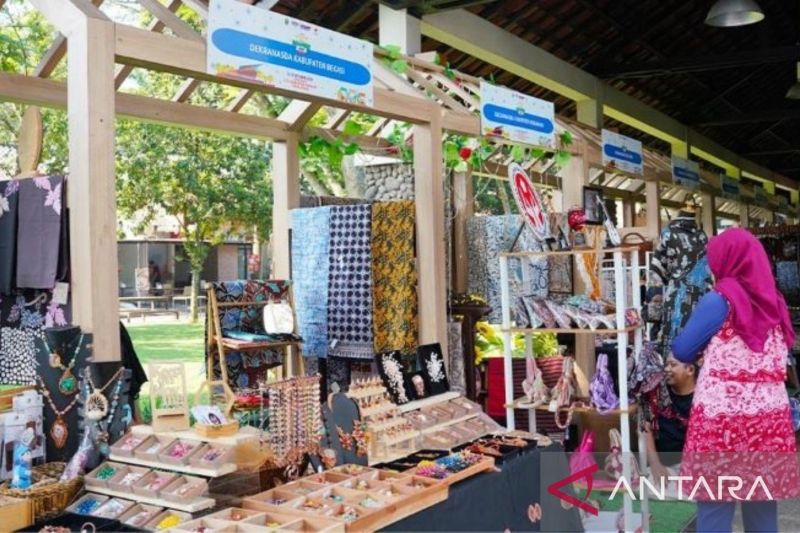 Pemkab Bekasi mengembangkan industri kerajinan tangan agar mendunia