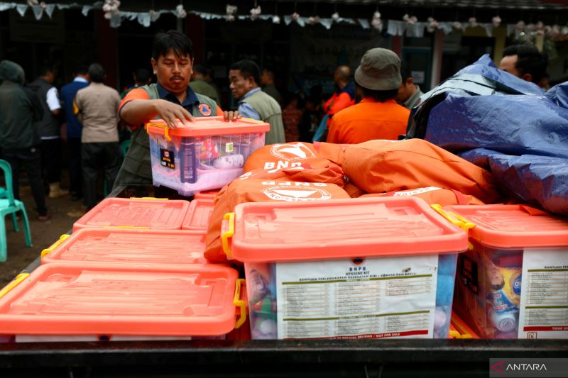 Pengungsi korban banjir dan longsor di Sukabumi tambah menjadi 3.464