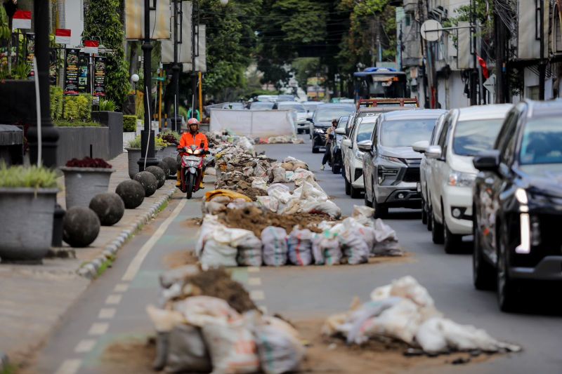 Pengerjaan galian kabel udara di Kota Bandung janji rampung sebelum Natal