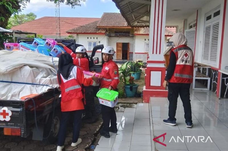 PMI Cianjur distribusikan 890 paket logistik ke 13 kecamatan terdampak