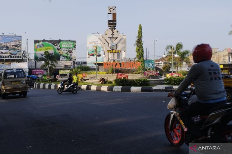 Pemkab Garut pasang 100 PJU jelang libur akhir tahun