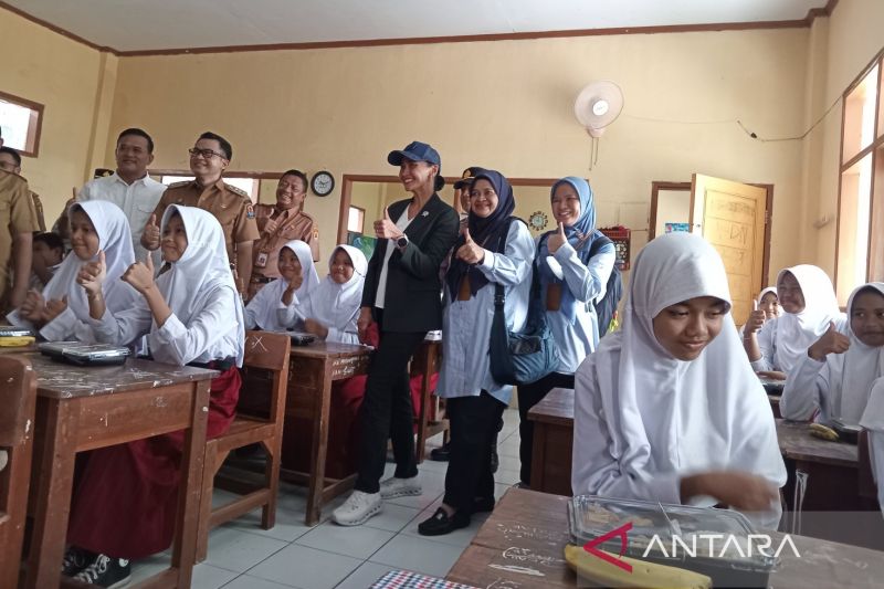 Wamen P2MI meninjau simulasi program MBG di Cirebon