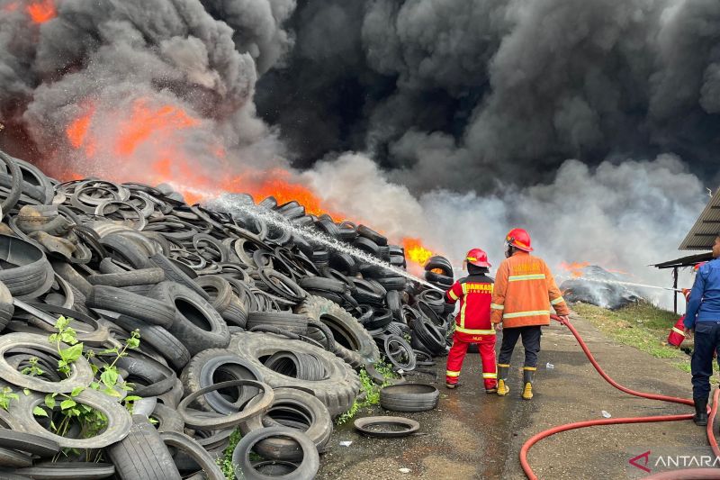 Damkar Cianjur turunkan 4 mobil ke gudang ban bekas terbakar