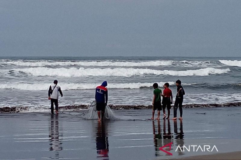 BMKG: Gelombang tinggi di laut selatan Jawa Barat-DIY pada 16-19 Desember